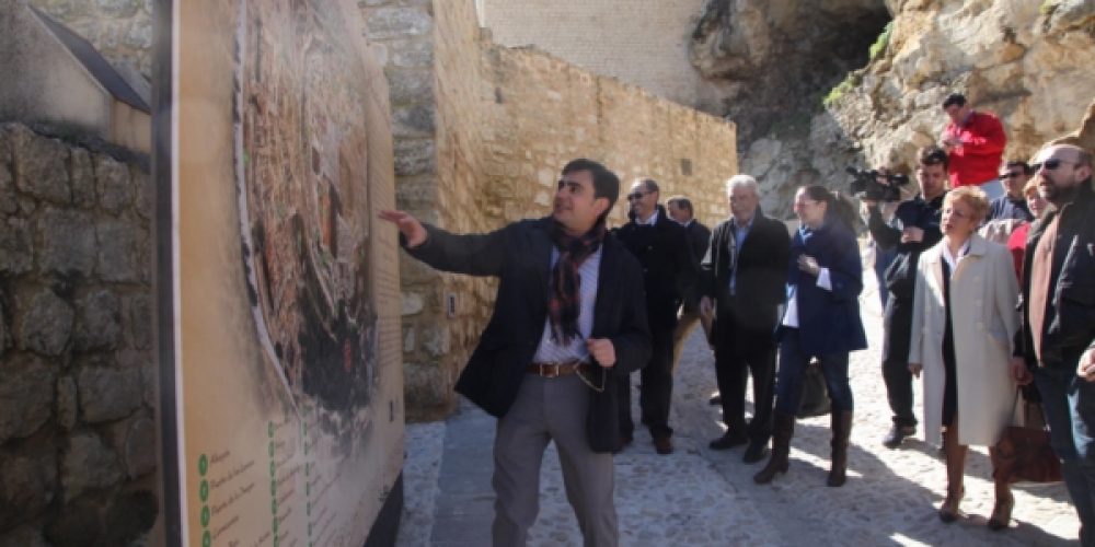 Autoridades locales visitan las murallas rehabilitadas en la Fortaleza de la Mota