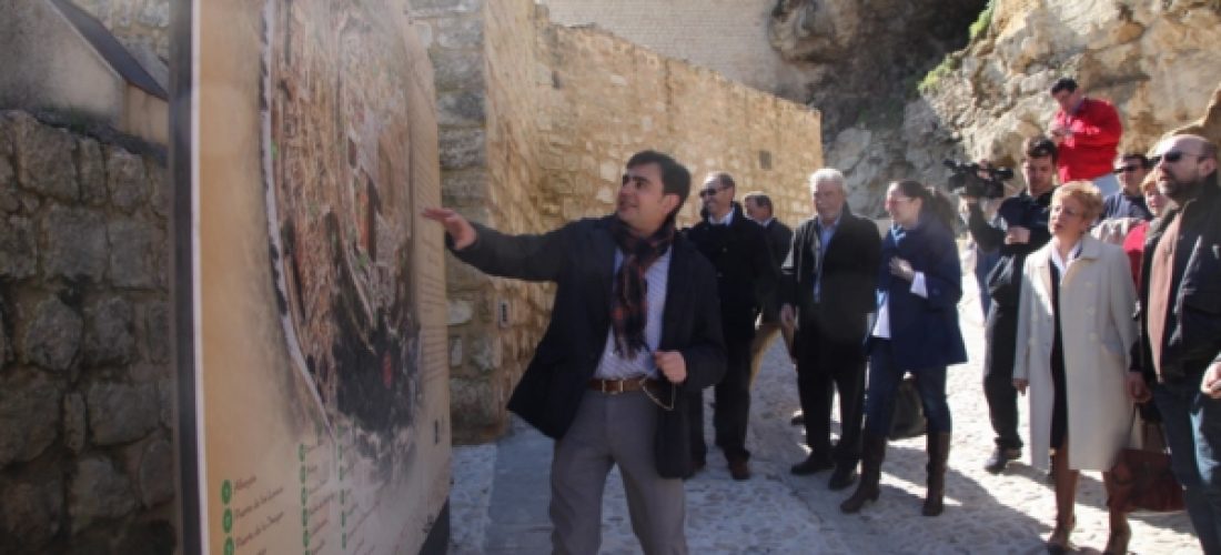 Autoridades locales visitan las murallas rehabilitadas en la Fortaleza de la Mota
