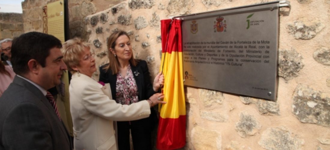 Ana Pastor inaugura en La Mota las rehabilitadas murallas del Gabán y Este