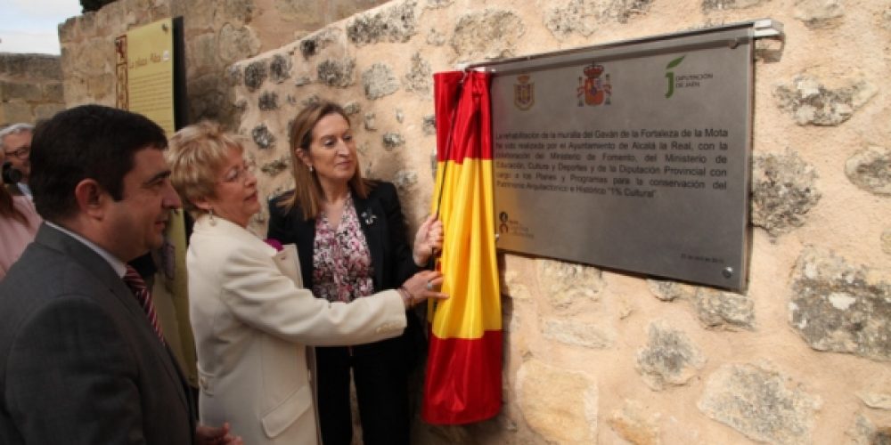 Ana Pastor inaugura en La Mota las rehabilitadas murallas del Gabán y Este
