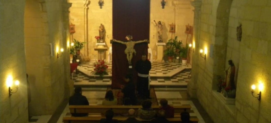El Vía Crucis se tuvo que celebrar dentro de la iglesia de San Juan