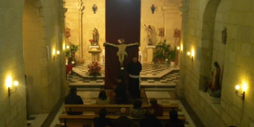 El Vía Crucis se tuvo que celebrar dentro de la iglesia de San Juan