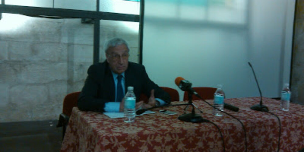 Crónica de la Conferencia de D. Julián Pavón